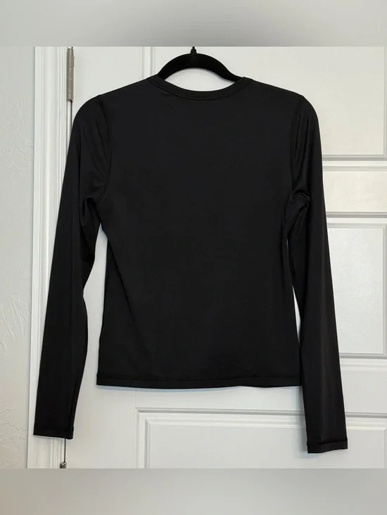 vuori long sleeve lux crew neck tee in black - Picture 4 of 5